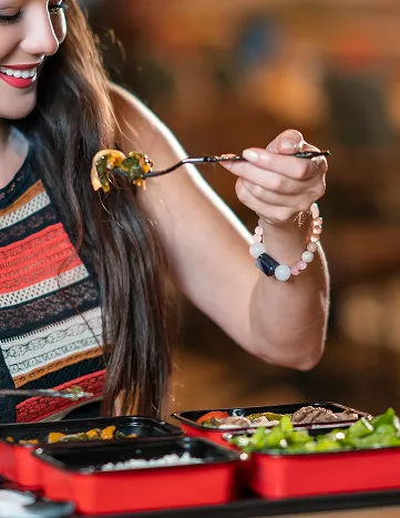 Pakedinden yemek yiyen bayan görseli