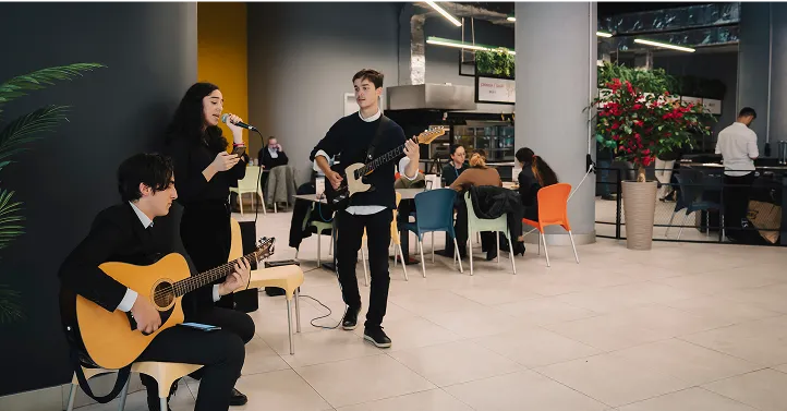 Gitar çalan kişiler görseli