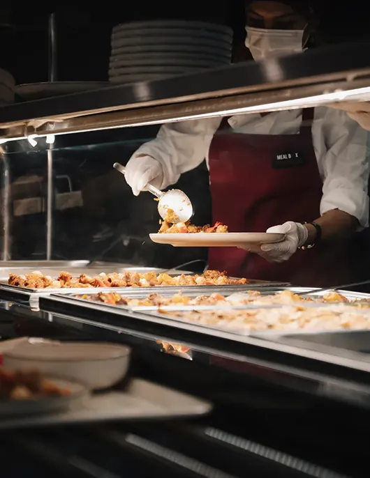 Benmariden tabağı dolduran çalışan görseli